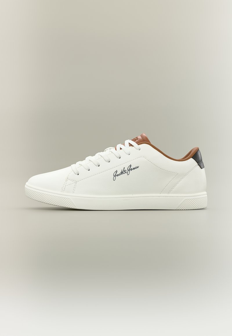 Λευκό sneaker χαμηλού προφίλ με καφέ γιακά και μαύρη ετικέτα στη φτέρνα, λευκά κορδόνια και λογότυπο "Jack & Jones" στο πλάι, εμφανιζόμενο σε πλευρική όψη.