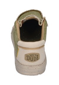 Scarpa slip-on verde e beige con tomaia in tela, tessuto testurizzato, dettagli intrecciati e una patch del logo sul tallone. Punta rotonda e senza lacci.