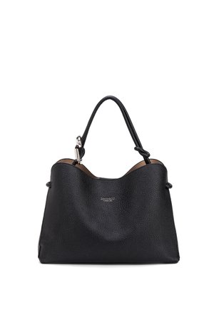 Zwarte handtas van getextureerd leer met enkele schouderriem en zilveren beslag, met klein geperst merkembleem aan de voorkant.