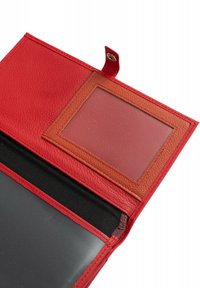 Portafoglio in pelle rossa con finitura texturizzata, dotato di una tasca accentata arancione per l'ID. Include sezioni trasparenti e una fodera interna nera.