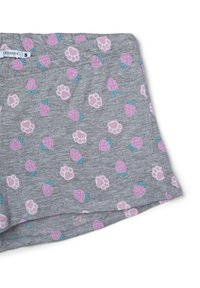 Pantaloni corti grigi chiari realizzati in tessuto morbido, con un motivo ripetuto di fragole rosa e impronte di zampe bianche con dettagli verdi.