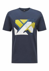 Marinblå bomullströja med geometrisk grafisk design i gult, vitt och blått. Kort ärm och rundad halsringning. Normal passform.