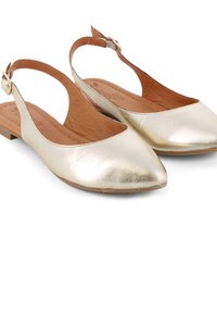 Bailarinas doradas metálicas tipo slingback con punta afilada, acabado de cuero suave, talón descubierto y un pequeño detalle de hebilla en la correa del tobillo.
