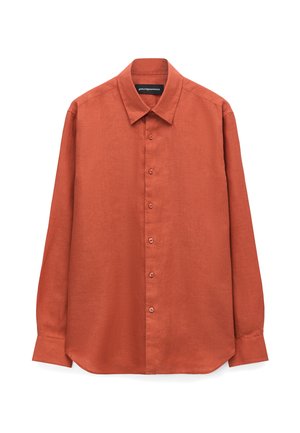 Langärmeliges Hemd in Rostfarbe mit klassischem Kragen, geknöpften Manschetten und leicht geschwungenem Saum, auf weißem Hintergrund dargestellt.