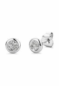 Pendientes de plata con un diseño circular texturizado y un centro de cristal transparente, asegurados con un cierre de tipo post estándar.