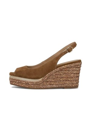 Bruine suède sleehak sandaal met open teen, gevlochten plateauhak en verstelbare enkelband met metalen gesp.
