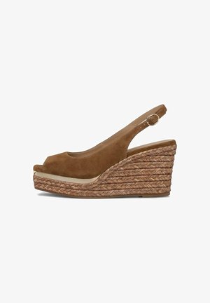 Sandalia de cuña de ante marrón con puntera abierta, tacón plataforma trenzado y correa ajustable en el tobillo con hebilla metálica.