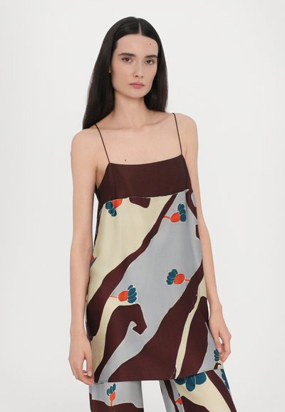 Satin tunika med tynde stropper, der har en brun top og et farverigt abstrakt blomstermønster i nuancer af blå, rød og creme.