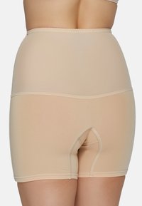 Shorts bej de modelare au un design cu talie înaltă, un material neted, o curea elastică la talie și o margine zimțată, având o deschidere funcțională în partea de jos.
