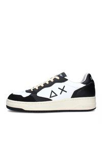 Sneaker bianco e nero con tomaia in pelle liscia, dettagli in suede, stringhe crema e dettagli geometrici del logo sui lati. Suola in gomma.
