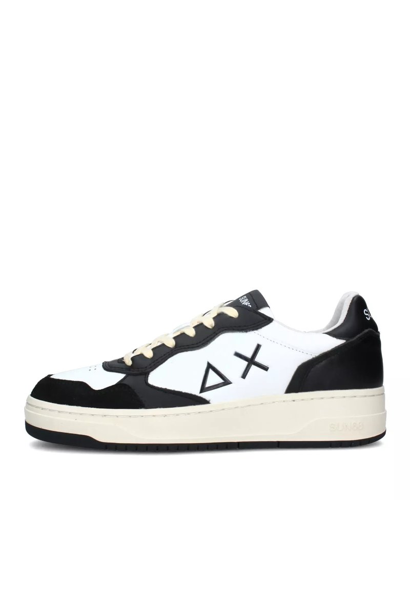 Sneaker bianco e nero con tomaia in pelle liscia, dettagli in suede, stringhe crema e dettagli geometrici del logo sui lati. Suola in gomma.