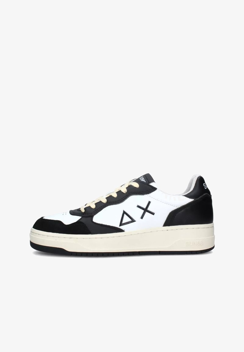 Sneaker bianco e nero con tomaia in pelle liscia, dettagli in suede, stringhe crema e dettagli geometrici del logo sui lati. Suola in gomma.