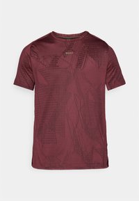 Burgundy kortärmad t-shirt tillverkad av mjukt tyg med ett geometriskt mönster och en liten logotyp på bröstet. Sidokilar vid nederkanten.