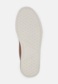 Scarpa superiore marrone con texture, dotata di una suola in gomma bianca con motivo a diamante e dettaglio del marchio. Taglia 42 indicata sulla suola.