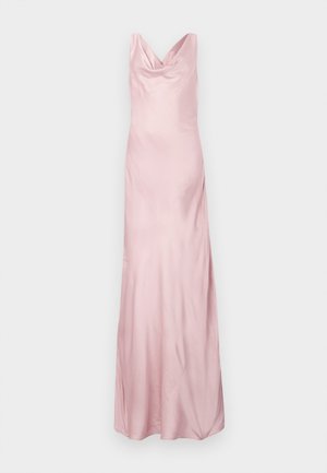 Robe de soirée en satin rose avec un col drapé, un corsage ajusté et une jupe évasée, présentant une texture lisse et un design long jusqu'au sol.