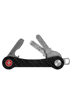 Multi-tool met een zwarte, gestructureerde grip, zilveren roestvrijstalen tools, waaronder drie sleutelhouders, een mes en een sleutelhangerbevestiging.