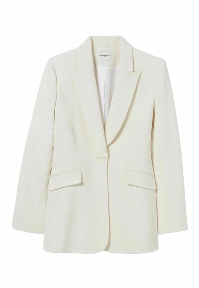 Blazer crema con un diseño estructurado, cierre de un solo botón, solapas en pico y dos bolsillos frontales. Textura suave y corte ajustado.