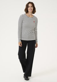 Kaffe LIDDY - Langarmshirt - chalk black fiery red heart