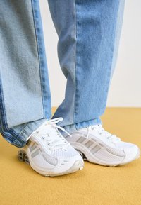 Unselected, footwear white/silver metallic