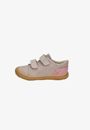 Zapato de cuero rosa claro con correas de velcro, suela de goma y un suave acento de ante rosa en la parte posterior. Presenta detalles perforados en los laterales.