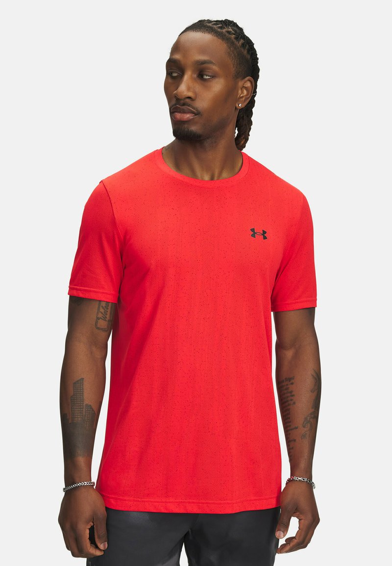 T-shirt sportivo rosso realizzato in tessuto traspirante, con maniche corte, colletto a giro e un piccolo logo nero sul petto.