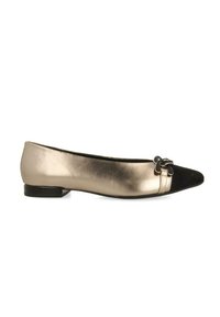 Chaussure plate avec un upper en métal doré, un bout pointu en daim noir, et un accent de nœud décoratif sur le dessus. Elle possède un petit talon noir.
