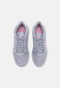 Chaussures de sport grises avec des accents rose clair, dotées d'une tige en textile, d'un laçage et d'une languette rembourrée avec un logo.