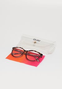 Gafas de carey con forma rectangular, acompañadas de un estuche transparente y un paño de limpieza colorido en naranja y rosa.
