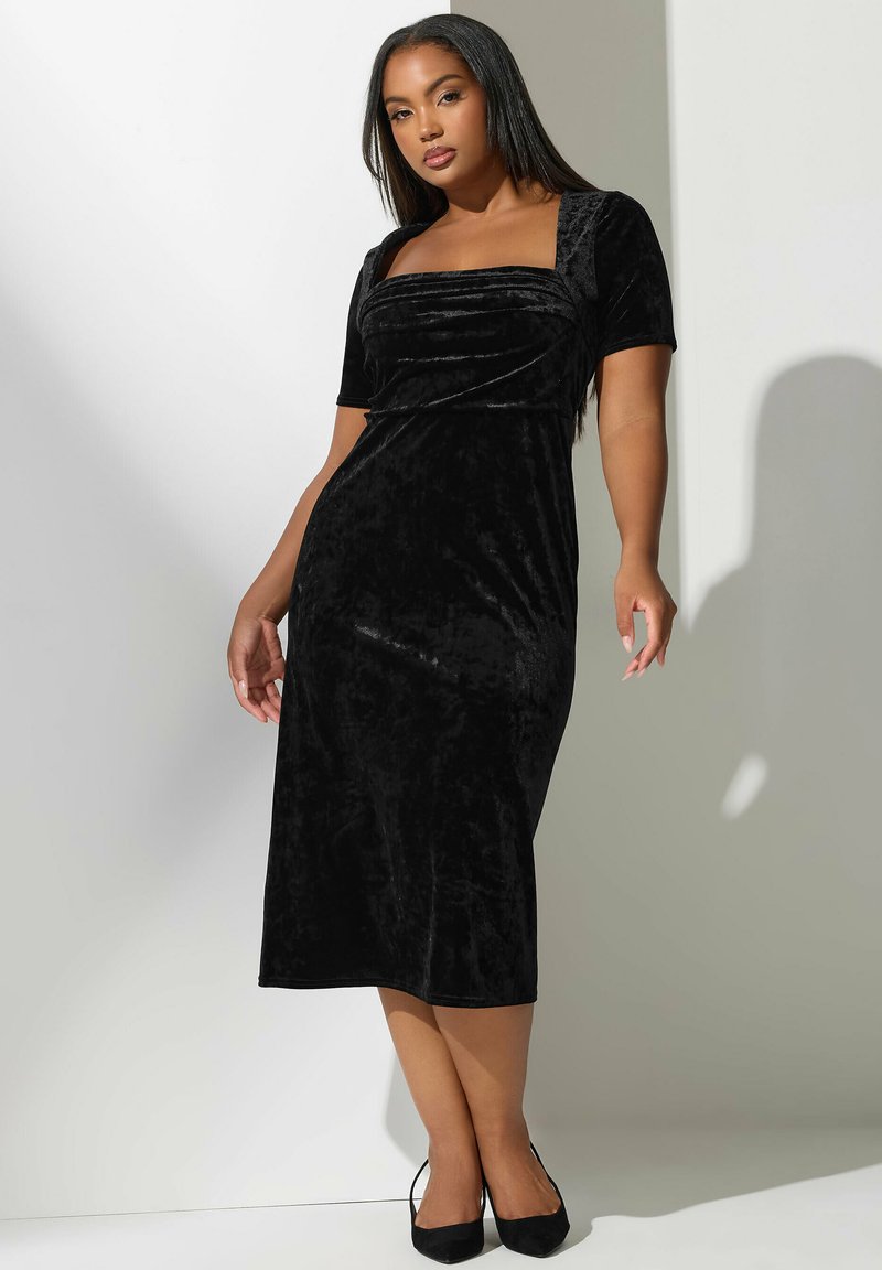 Czarna aksamitna sukienka midi z krótkimi rękawami, kwadratowym dekoltem i dopasowaną górą, o miękkiej fakturze i gładkim leju.