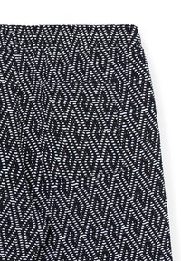 Pantaloni in cotone elasticizzato con un motivo geometrico bianco e arancione su base blu navy, con vita aderente e finitura testurizzata.