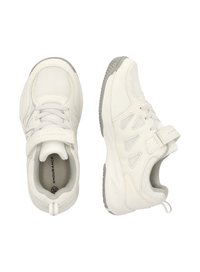 Baskets blanches en matériau synthétique et en mesh, dotées d'une bande Velcro et d'une semelle texturée, conçues pour le confort et le soutien.