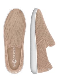 Beżowe buty typu slip-on z oddychającą, teksturowaną cholewką z dzianiny oraz białą gumową podeszwą. Okrągły czubek i elastyczne akcenty po bokach dla łatwego zakładania.