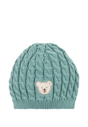 Gestrickte Mütze in hellem Türkis mit einem Zopfmuster und einem aufgenähten, cremefarbenen Bärenpatch auf der Vorderseite. Weiche Textur, runde Krone und gerippter Bund.