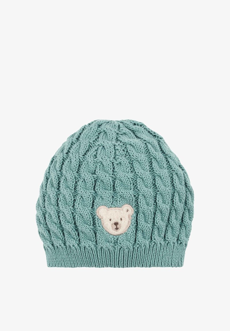 Gebreide muts in lichtgroenblauw met een kabelpatroon en een crèmekleurige berenpatch aan de voorkant. Zachte textuur, ronde bovenkant en geribbelde band.
