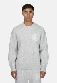 Jasnoszary sweter z okrągłym dekoltem, prążkowanymi mankietami i ściągaczem. Charakteryzuje się miękką teksturą i subtelnym logo na piersi.