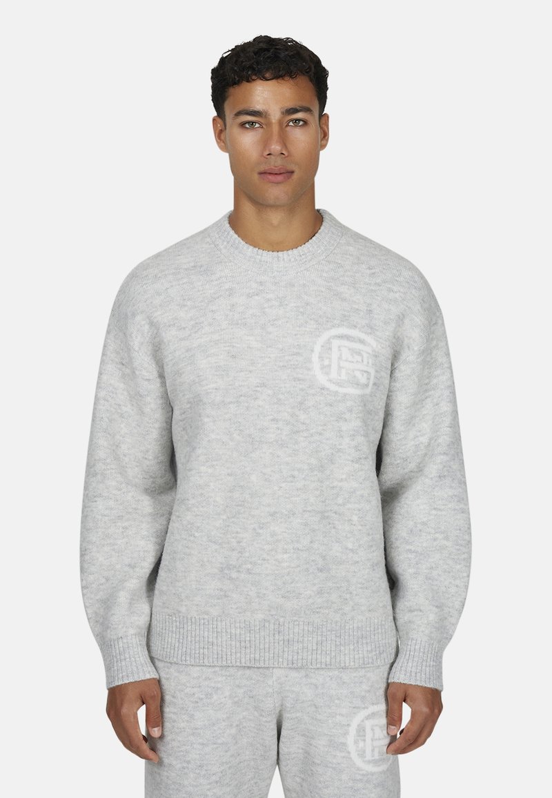 Jasnoszary sweter z okrągłym dekoltem, prążkowanymi mankietami i ściągaczem. Charakteryzuje się miękką teksturą i subtelnym logo na piersi.