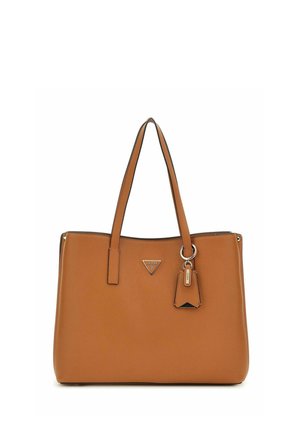 Sac cabas en cuir marron clair avec doubles poignées, logo Guess triangulaire sur le devant, et porte-clés en cuir et métal attaché.