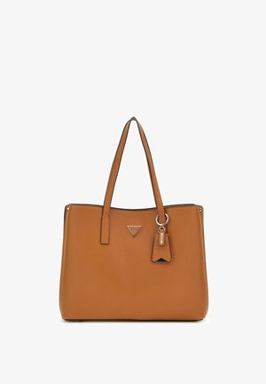 Sac cabas en cuir marron clair avec doubles poignées, logo Guess triangulaire sur le devant, et porte-clés en cuir et métal attaché.