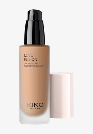 Flacon de fond de teint liquide avec distributeur pompe étiqueté "Love Fusion 24H Moisture Radiant Foundation" de KIKO Milano, teinte beige.