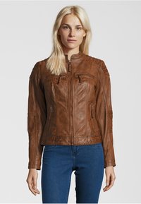 Braune Lederjacke mit tailliertem Design, Reißverschluss und zwei vorderen Taschen. Mit Nähdetails und hohem Kragen.