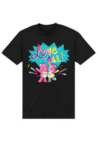 Sort bomulds t-shirt med et farverigt grafisk motiv af to pink bjørne, der holder på sukkersøde imod en blå stjernemotiv baggrund med teksten "Elsk Alle!"