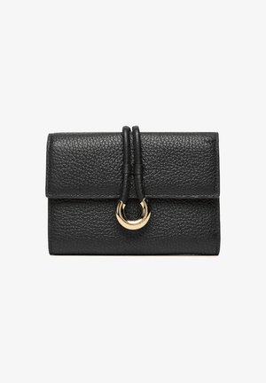 Sort læderpung med en struktureret overflade, sikret med en læderrem og med en guldfarvet cirkulær metal detalje på forsiden.