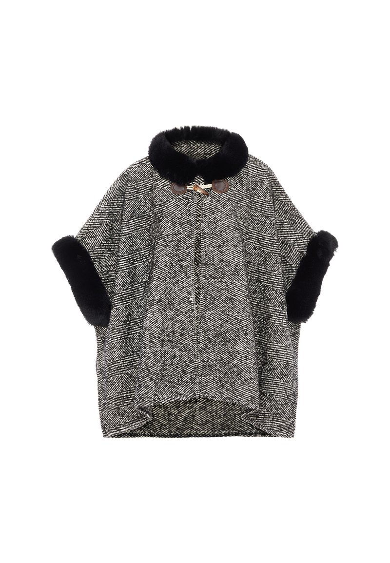 Houndstooth-mönstrad cape i svart och vitt med en fuskpälskrage och manschetter, utrustad med två bruna knappar som knäppningar.