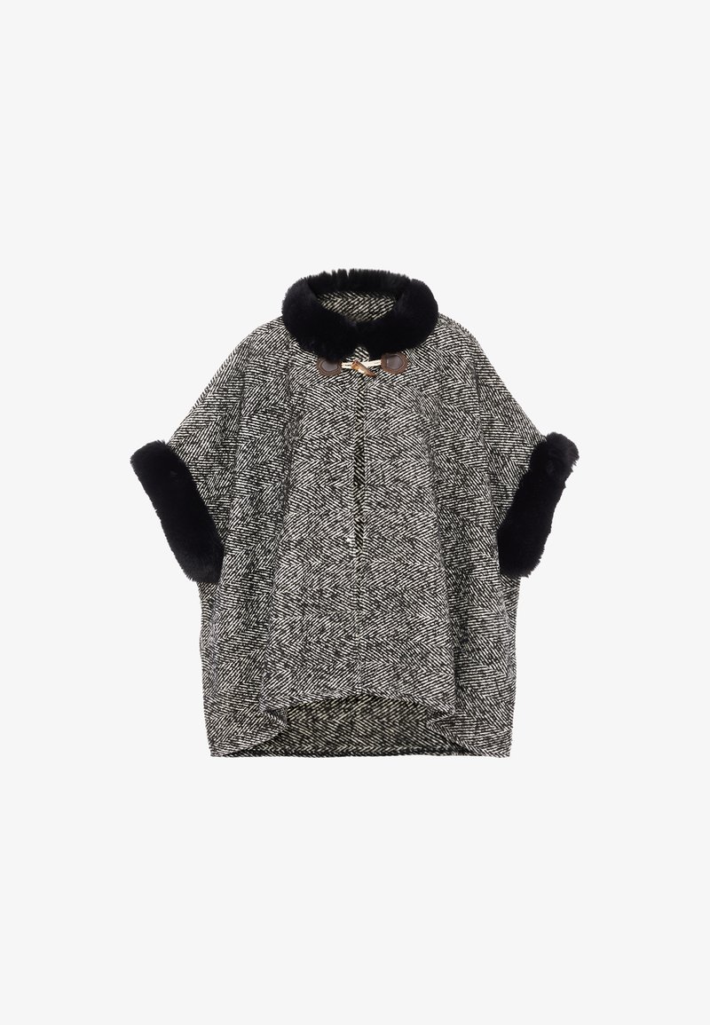 Hahnentritt-gestreifter Umhang in Schwarz und Weiß mit einem Kragen und Manschetten aus Kunstfell, ausgestattet mit zwei braunen Knöpfen als Verschluss.