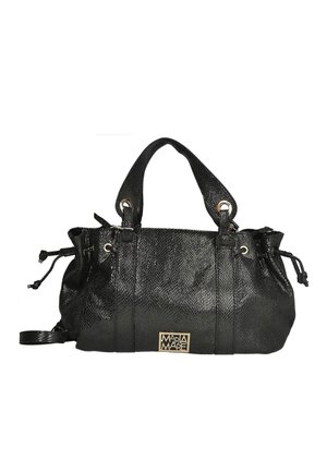 Bolso de mano negro texturizado con dos asas superiores, cordones ajustables, herrajes en tono dorado y una placa con el logo en la parte delantera.