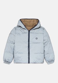 Veste matelassée bleu clair avec capuche, dotée d'une fermeture éclair et de finitions bleu marine, et d'un intérieur marron. Sections rembourrées visibles partout.