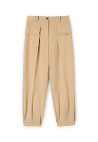 Pantalons larges beige avec deux poches cargo avant, des détails plissés et une fermeture à bouton à la taille. Texture de tissu lisse.