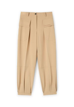 Pantalons larges beige avec deux poches cargo avant, des détails plissés et une fermeture à bouton à la taille. Texture de tissu lisse.