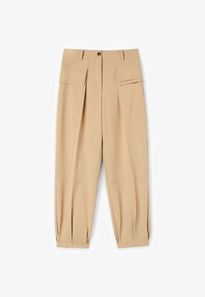 Pantalones de tiro ancho beige con dos bolsillos cargo frontales, detalles plisados y cierre de botón en la cintura. Textura de tela suave.