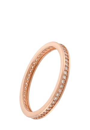 Bague en or rose avec une surface lisse à l'extérieur et une rangée de pierres claires étincelantes le long de la bande intérieure. Design simple et élégant.